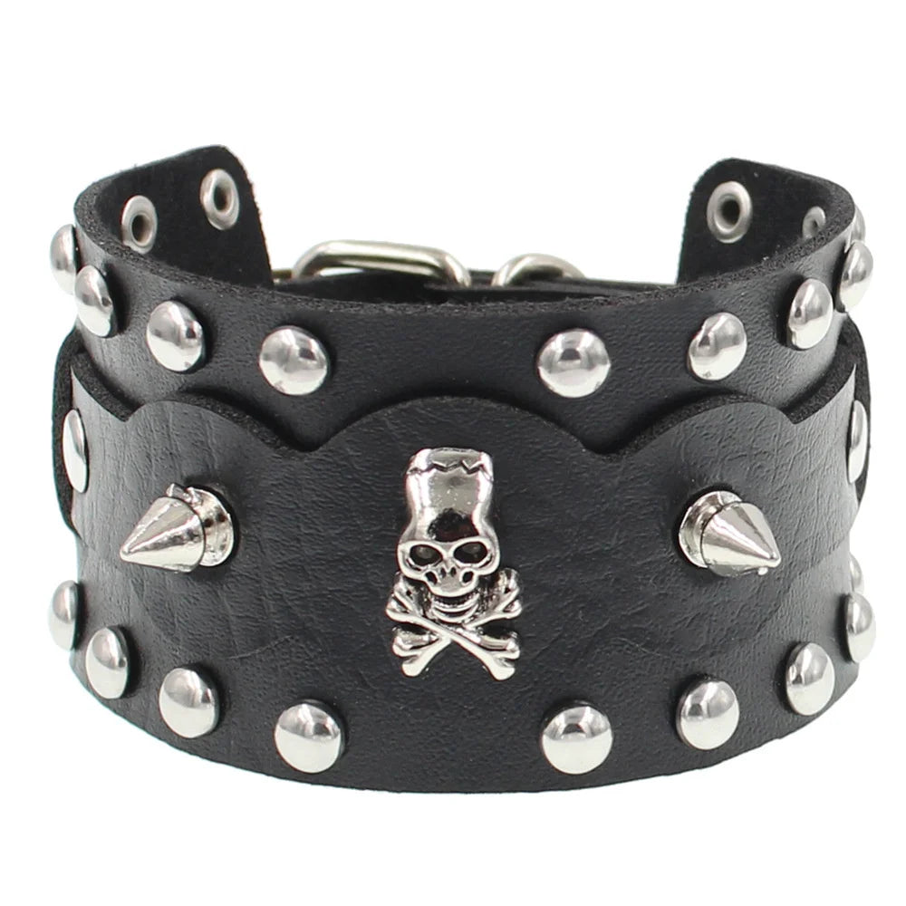 90s Punk Lederarmband mit Nieten – Dreireihiges PU Armband mit eckigen Spikes, Gothic Statement Bracelet für Damen 2024
