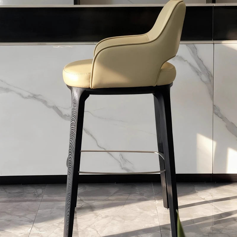 Tabouret de bar en cuir avec meubles de rangement et meubles de cuisine – Barhocker au design moderne en forme de triangle dans un minimalisme italien pour bar, cuisine et salon 