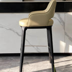 Tabouret de bar en cuir avec meubles de rangement et meubles de cuisine – Barhocker au design moderne en forme de triangle dans un minimalisme italien pour bar, cuisine et salon 