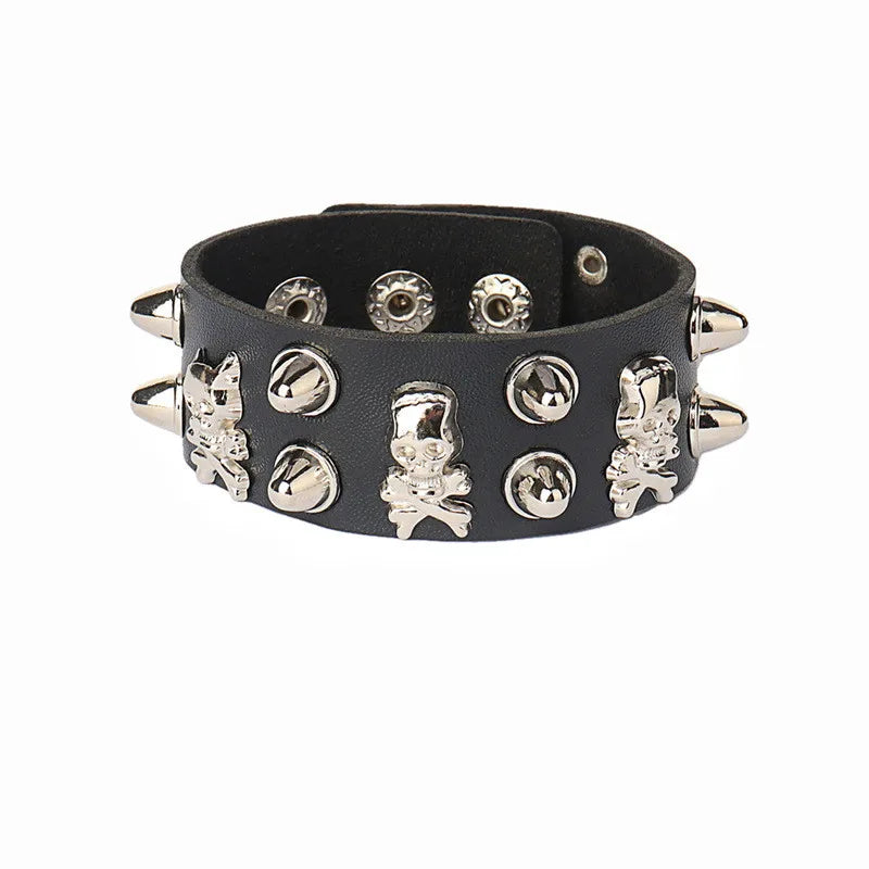90s Punk Lederarmband mit Nieten – Dreireihiges PU Armband mit eckigen Spikes, Gothic Statement Bracelet für Damen 2024
