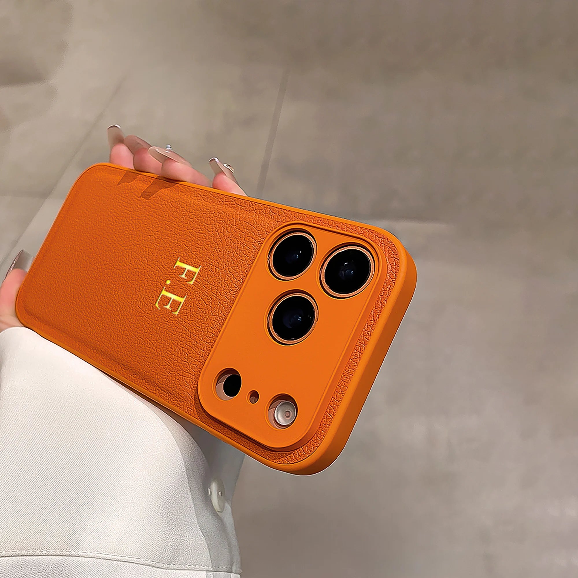 Personalisierte iPhone Lederhülle mit Name – Goldene 3D Heißfolienprägung, Luxus Handyhülle aus Kunstleder für iPhone 17, 16, 15, 14 & 13 Pro Max, Plus & Air