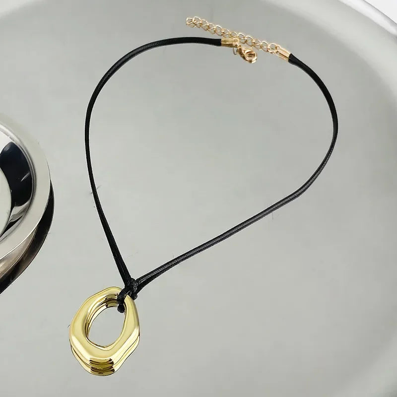 Vintage schwarze Lederkette mit geflochtenem Band & geometrischem Anhänger – Schlichte Halskette für Damen & Girls
