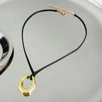 Vintage schwarze Lederkette mit geflochtenem Band & geometrischem Anhänger – Schlichte Halskette für Damen & Girls