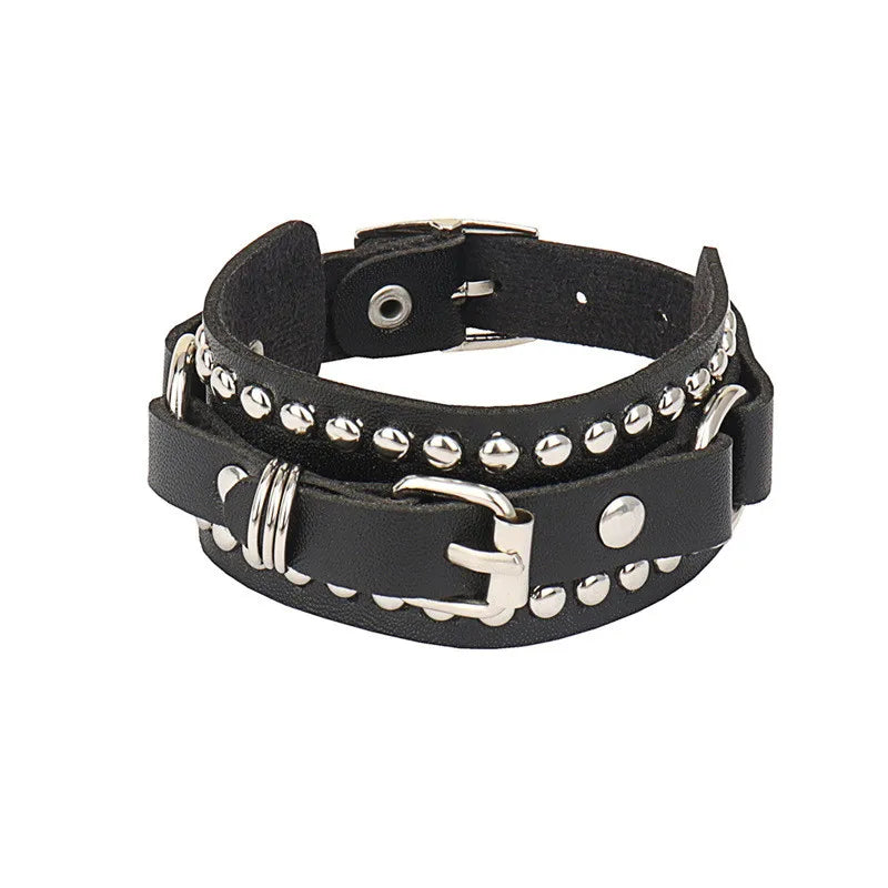 90s Punk Lederarmband mit Nieten – Dreireihiges PU Armband mit eckigen Spikes, Gothic Statement Bracelet für Damen 2024