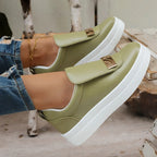 Damen Slip-On Plateau Sneaker 2025 – Weiße Chunky Sneakers mit dicker Sohle & Metalldekor, bequeme PU-Leder Freizeitschuhe, Größe 36–43