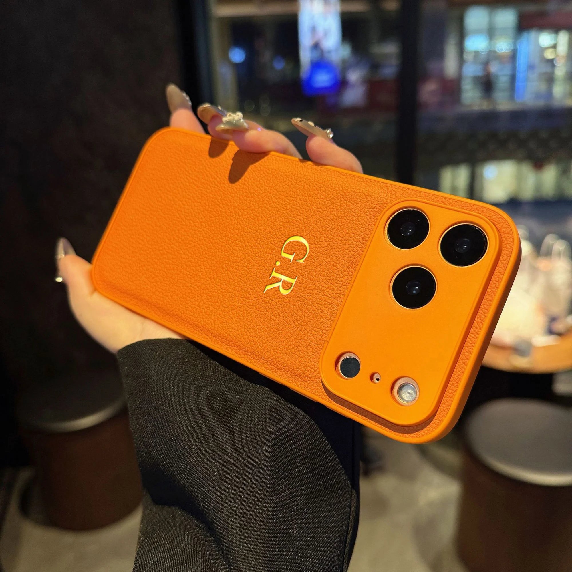 Personalisierte iPhone Lederhülle mit Name – Goldene 3D Heißfolienprägung, Luxus Handyhülle aus Kunstleder für iPhone 17, 16, 15, 14 & 13 Pro Max, Plus & Air