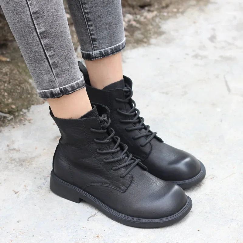 Handgefertigte Damen Leder Kurzstiefel aus Echtleder – Bequeme Flat Heel Boots mit breiter Zehenform, warme Freizeitstiefel im British Style