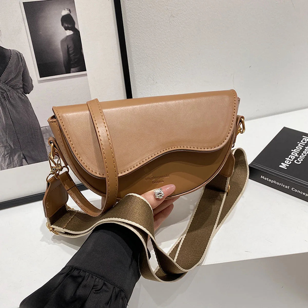 Damen Crossbody Tasche – Minimalistische Satteltasche aus Spaltleder, Trendige Schultertasche für Alltag & Freizeit