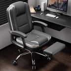Ergonomischer Bürostuhl aus Leder mit Fußstütze – Drehbarer Office Chair mit Rückenstütze, Rollen & Liegefunktion für Büro & Homeoffice