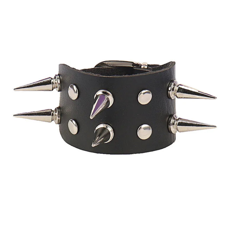 90s Punk Lederarmband mit Nieten – Dreireihiges PU Armband mit eckigen Spikes, Gothic Statement Bracelet für Damen 2024