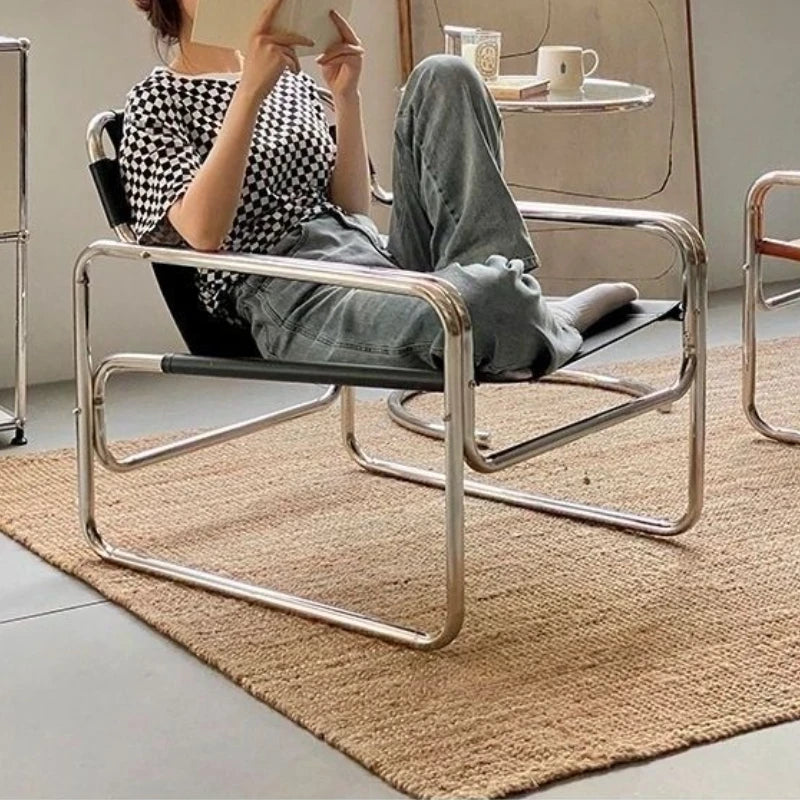 Moderner Metall-Armlehnenstuhl mit Leder-Rückenlehne – Minimalistischer Single Living Room Chair, komfortabler Design-Armchair für Zuhause 