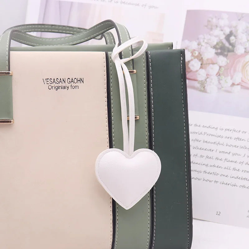 Herz Schlüsselanhänger aus Leder in Rosa &amp; Rot – Süßer Love Keychain als Taschenanhänger &amp; Geschenkidee für Frauen und Mädchen 