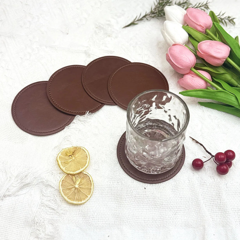 Leder Untersetzer für Getränke – Handgefertigte Leder Coasters (1/3/5 Stück) in Braun, stilvoller Tischschutz für Kaffee, Tee & Wasser