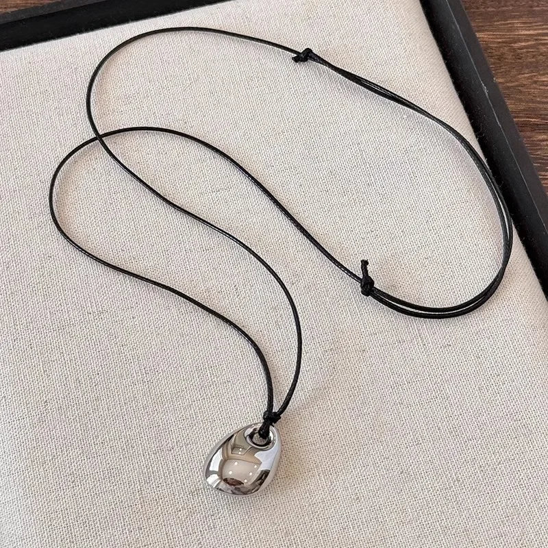 Minimalistische schwarze Lederkette für Damen – Lange Halskette mit unregelmäßigem Metallanhänger, moderner Herbst- & Winter-Schmuck