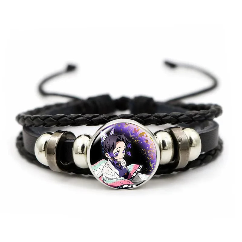Demon Slayer™ Lederarmband mit Figuren-Charm – Tanjiro, Nezuko, Inosuke & Zenitsu | Verstellbares Fan-Armband mit Glasanhänger