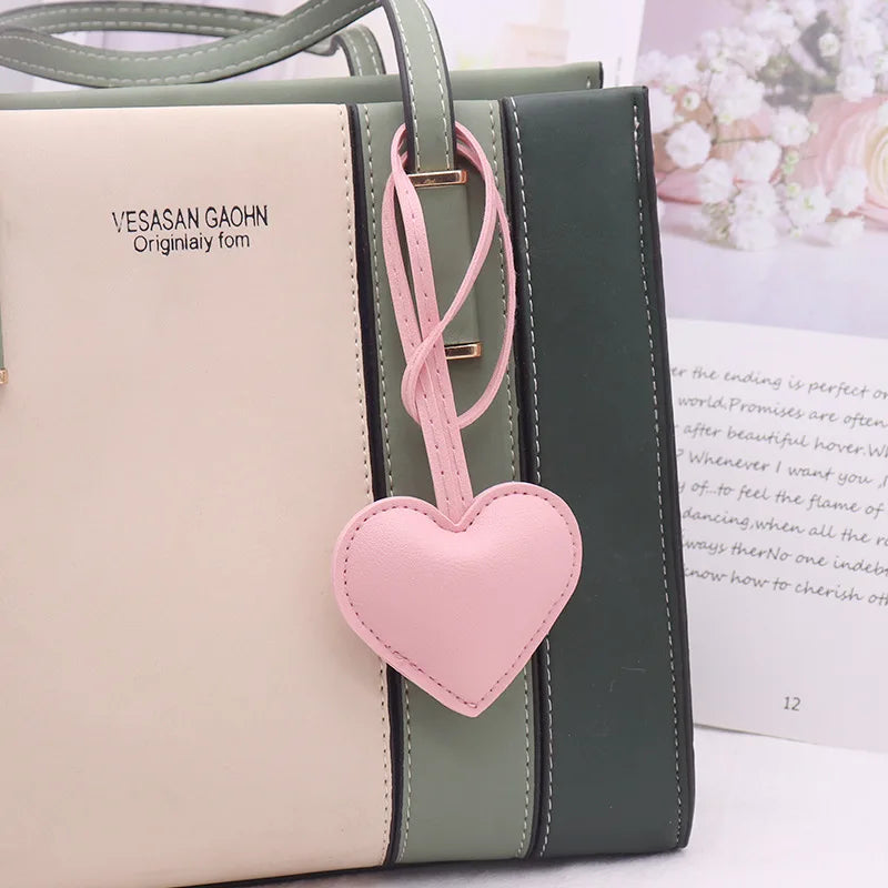Herz Schlüsselanhänger aus Leder in Rosa &amp; Rot – Süßer Love Keychain als Taschenanhänger &amp; Geschenkidee für Frauen und Mädchen 