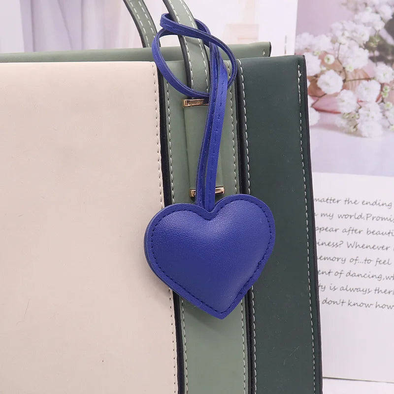 Herz Schlüsselanhänger aus Leder in Rosa &amp; Rot – Süßer Love Keychain als Taschenanhänger &amp; Geschenkidee für Frauen und Mädchen 