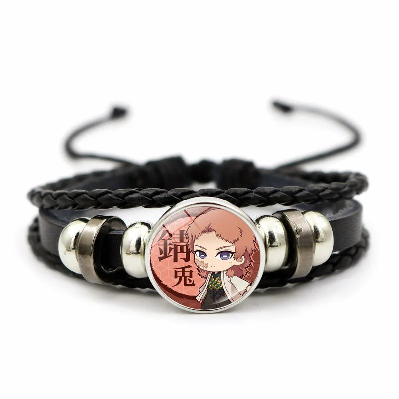 Demon Slayer™ Lederarmband mit Figuren-Charm – Tanjiro, Nezuko, Inosuke & Zenitsu | Verstellbares Fan-Armband mit Glasanhänger
