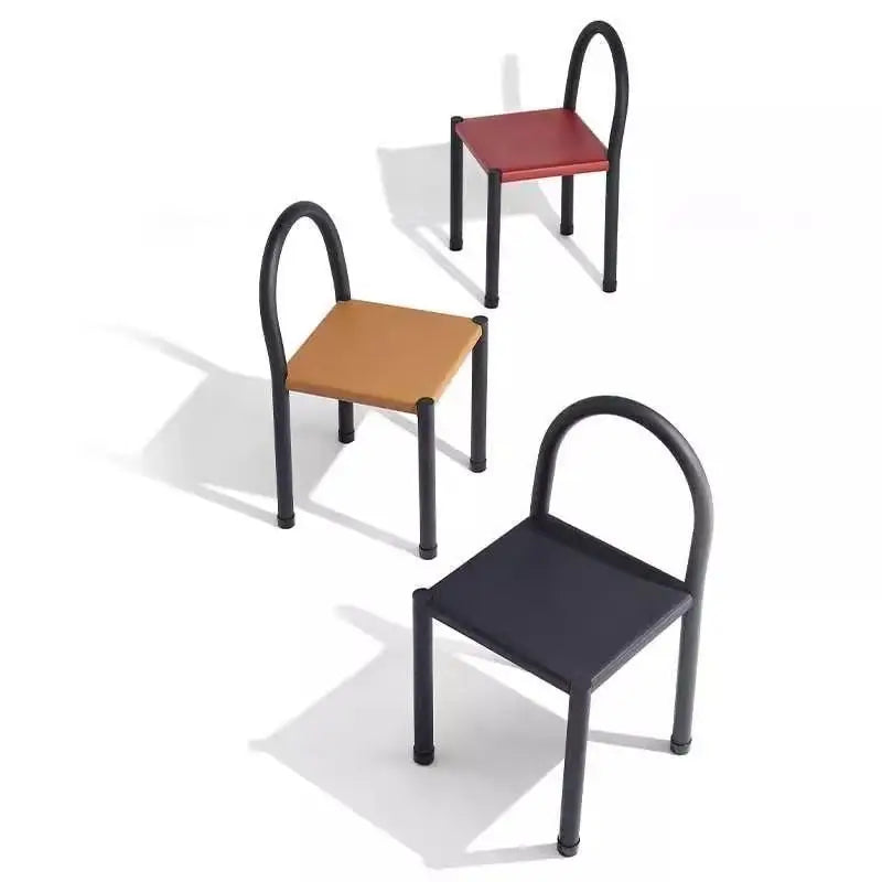 Schwarzer Wabi-Sabi Esszimmerstuhl aus Leder – Nordisch-minimalistischer Designerstuhl mit Vintage-Eisenrahmen