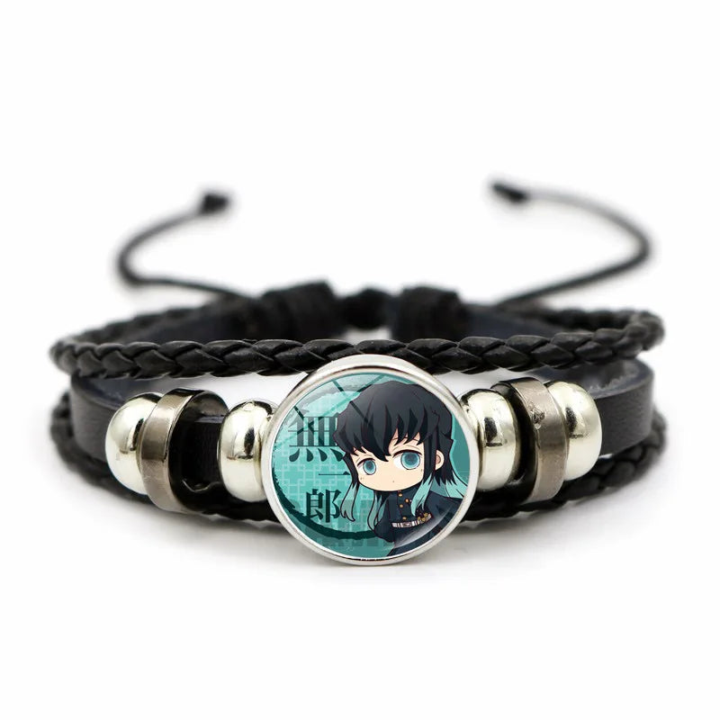 Demon Slayer™ Lederarmband mit Figuren-Charm – Tanjiro, Nezuko, Inosuke & Zenitsu | Verstellbares Fan-Armband mit Glasanhänger