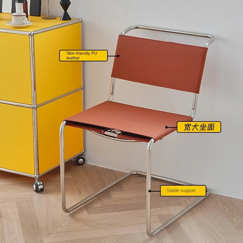 Nordischer Designer-Lederstuhl aus Sattelleder – Moderner Lounge- & Wohnzimmerstuhl mit Edelstahlgestell für Wohnraum, Hotel & Bar