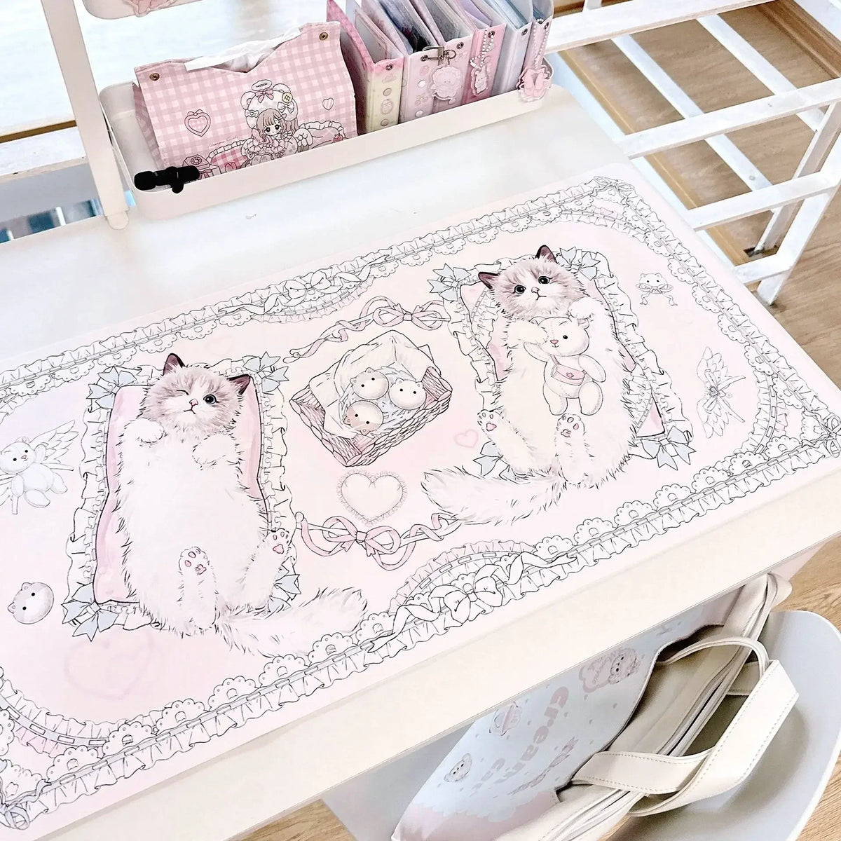 Kawaii Katzen Schreibtischunterlage aus PU Leder – Pinkes, wasserdichtes Mouse Pad mit liegender Ragdoll-Katze für Büro & Mädchenzimmer