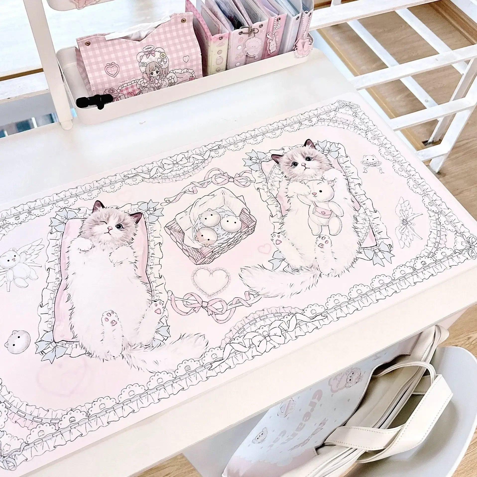 Kawaii Katzen Schreibtischunterlage aus PU Leder – Pinkes, wasserdichtes Mouse Pad mit liegender Ragdoll-Katze für Büro & Mädchenzimmer