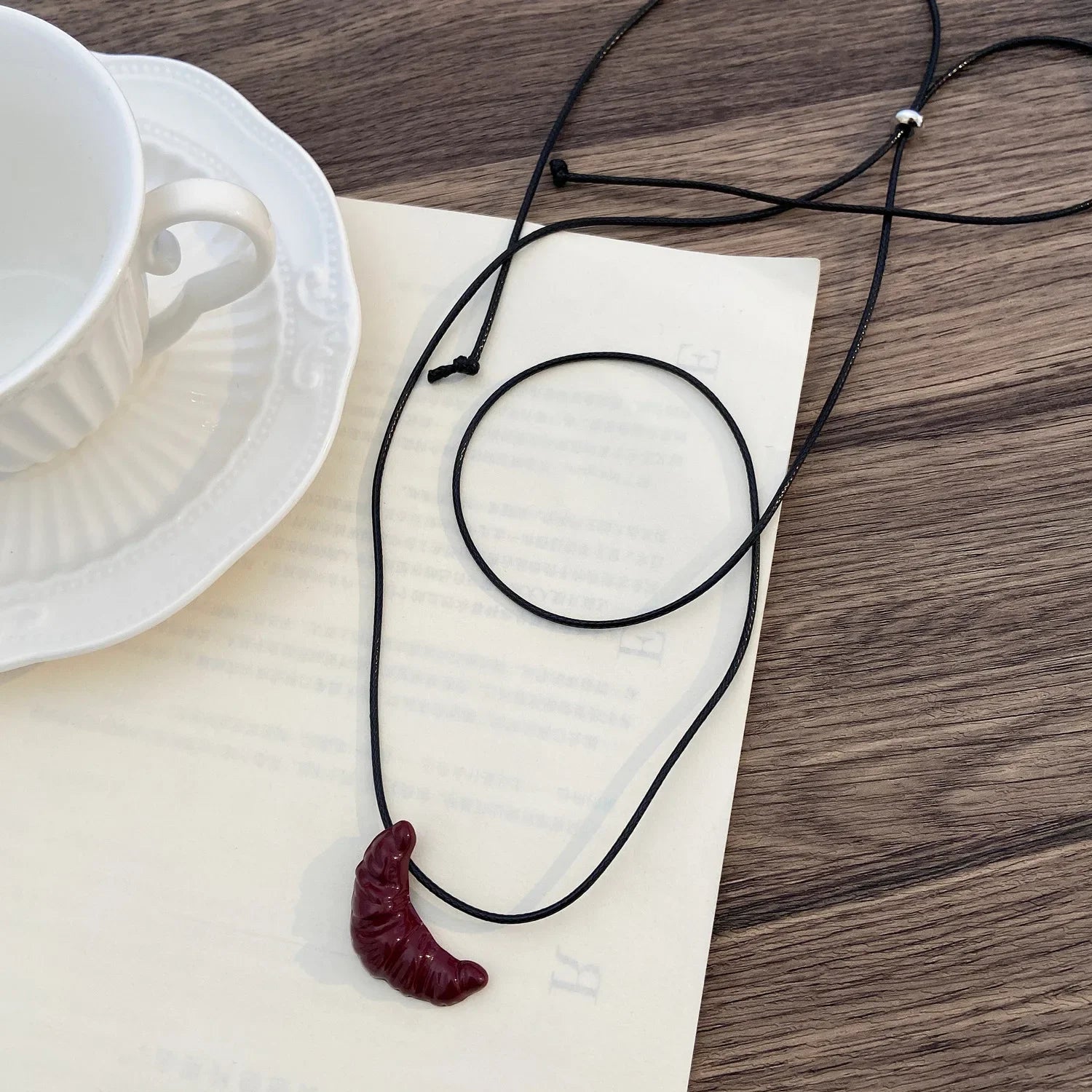 Lange Halskette mit Horn-Anhänger – Elegante Lederkordel Sweater Chain im Boho-Stil für Damen