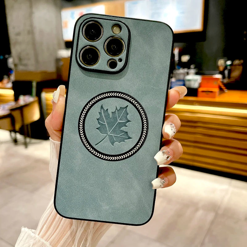 Retro Leder iPhone Hülle mit Ahornblatt-Design | Vollschutz für iPhone 11–17 Pro Max, Magsafe-kompatibel, Anti-Fingerabdruck & Kratzfest