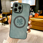 Retro Leder iPhone Hülle mit Ahornblatt-Design | Vollschutz für iPhone 11–17 Pro Max, Magsafe-kompatibel, Anti-Fingerabdruck & Kratzfest