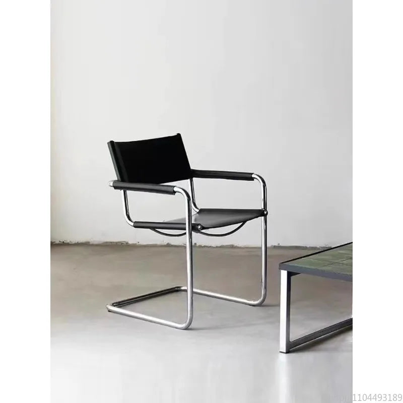 Bauhaus Esszimmerstuhl aus Edelstahl & Sattelleder – Platzsparender Designerstuhl mit Armlehnen für Wohnzimmer & Essbereich
