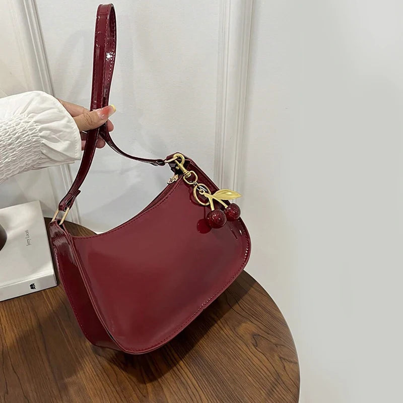 Vintage Retro Damen Schultertasche aus PU-Leder – Crossbody Handtasche mit Kirsch-Anhänger, Weich & Lässig