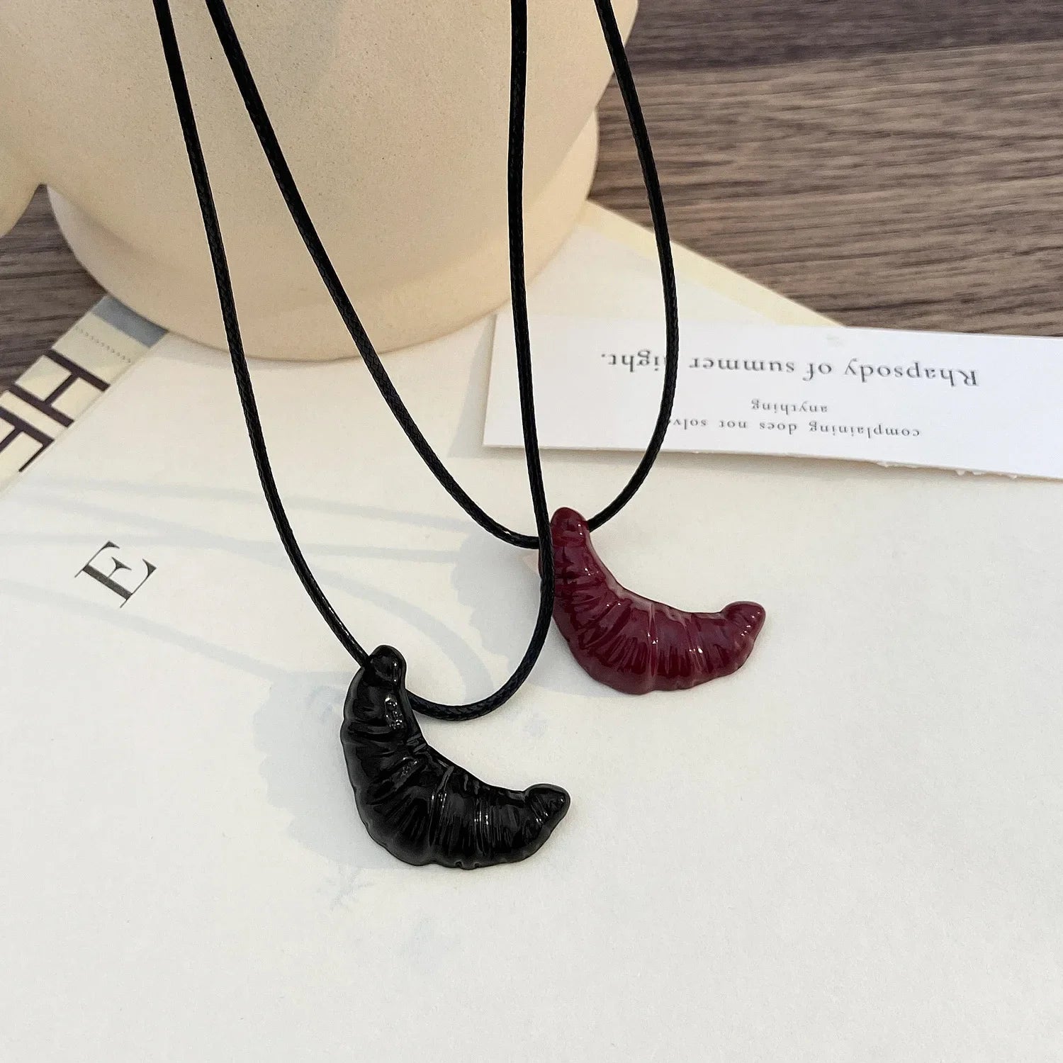 Lange Halskette mit Horn-Anhänger – Elegante Lederkordel Sweater Chain im Boho-Stil für Damen