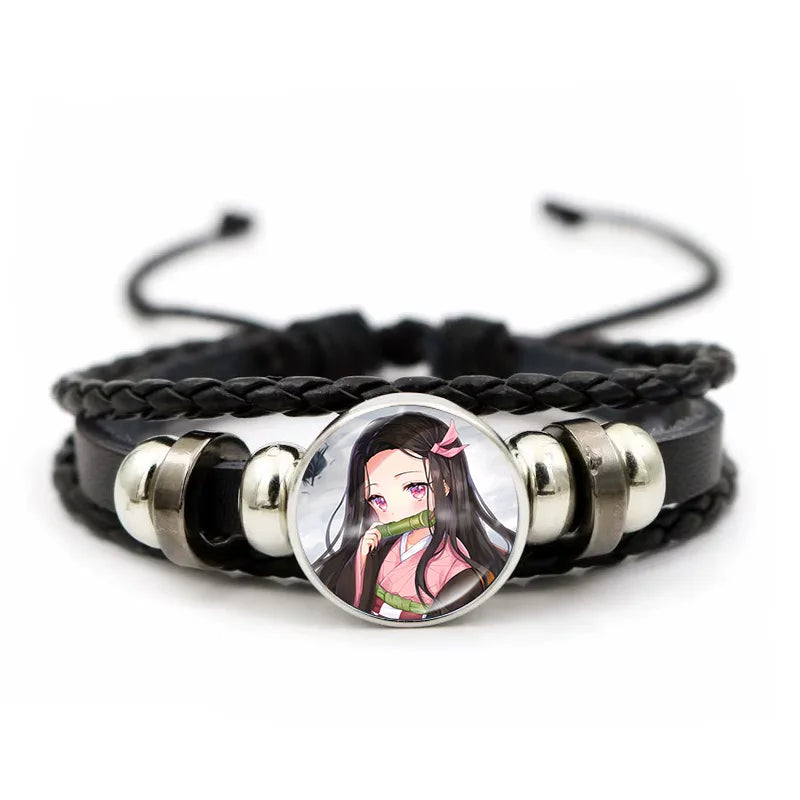 Demon Slayer™ Lederarmband mit Figuren-Charm – Tanjiro, Nezuko, Inosuke & Zenitsu | Verstellbares Fan-Armband mit Glasanhänger