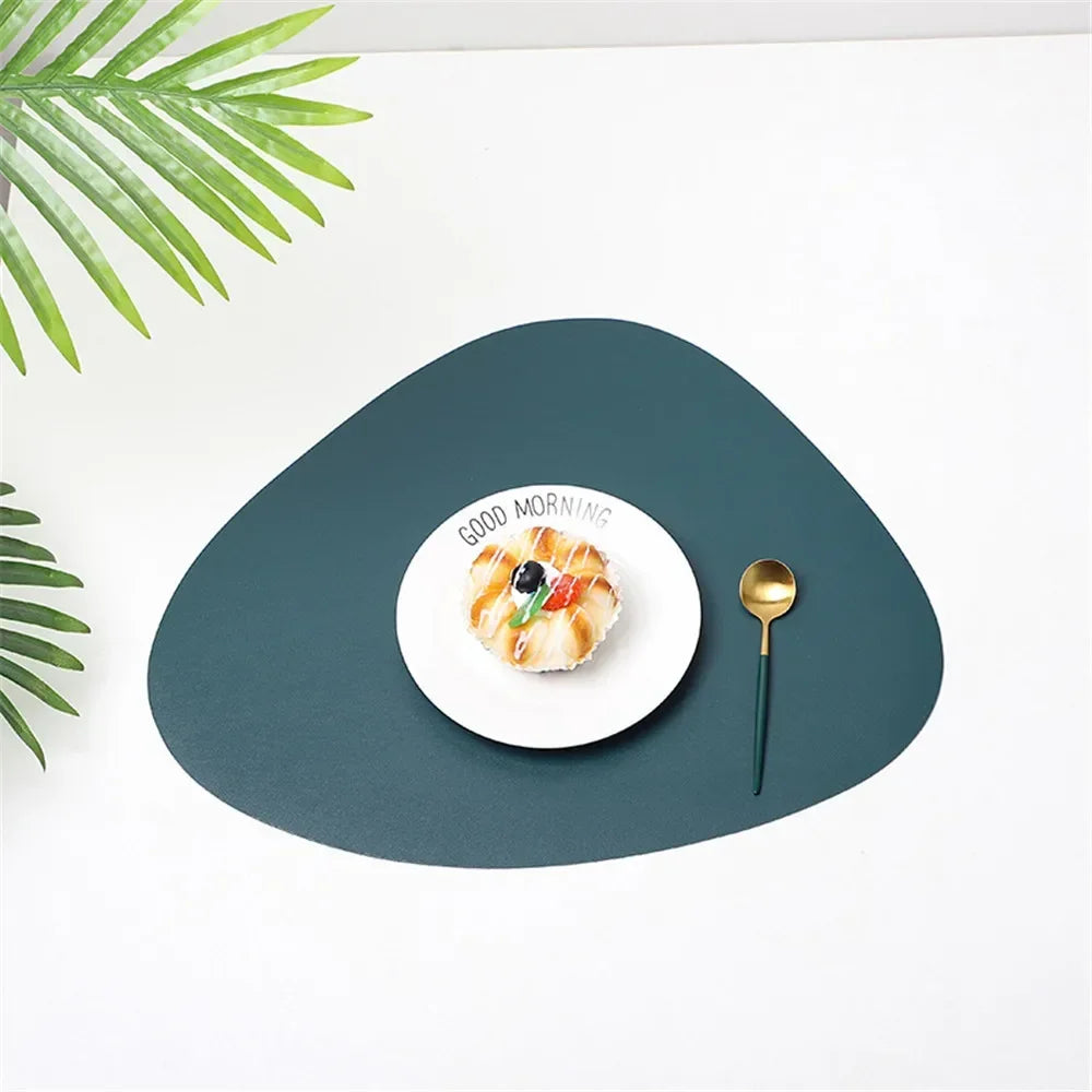 Dreieckiges Leder Platzset – Rutschfest & hitzeisolierend, modernes Tischset im Nordic Style für Küche, Hotel & Restaurant
