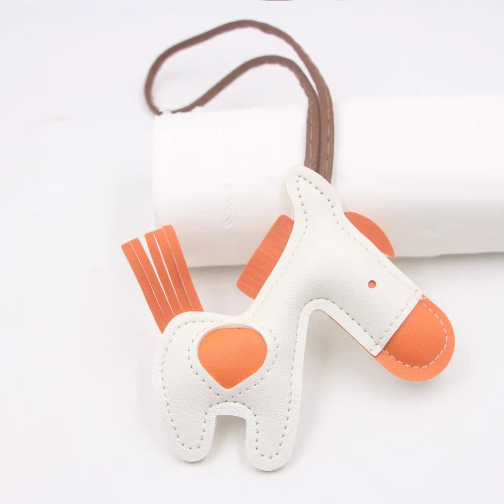 Niedlicher Esel Schlüsselanhänger aus Leder mit Kordel – Verspielter Tier-Keychain als Taschen- &amp; Autoanhänger Geschenkidee Modell K7136 