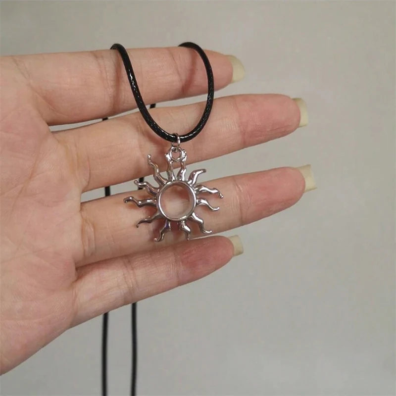 Hip Hop Lederkette mit Burning-Sun Anhänger – Vintage Sonnen Pendant im Whirlpool-Design, Geometrische Halskette für Herren & Boys
