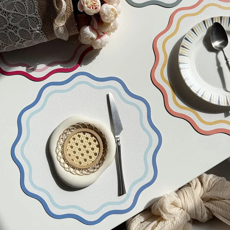 Blumenförmiges Leder Tischset – Isolierende, wasserdichte & hitzebeständige Platzmatte im koreanischen Stil für Küche & Esstisch