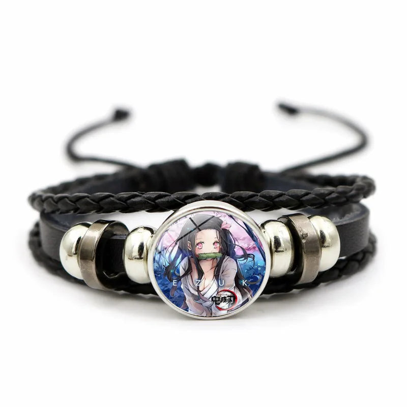 Demon Slayer™ Lederarmband mit Figuren-Charm – Tanjiro, Nezuko, Inosuke & Zenitsu | Verstellbares Fan-Armband mit Glasanhänger