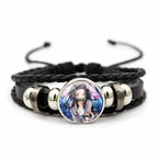Demon Slayer™ Lederarmband mit Figuren-Charm – Tanjiro, Nezuko, Inosuke & Zenitsu | Verstellbares Fan-Armband mit Glasanhänger