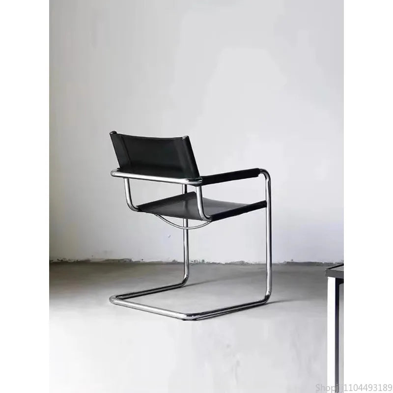 Bauhaus Esszimmerstuhl aus Edelstahl & Sattelleder – Platzsparender Designerstuhl mit Armlehnen für Wohnzimmer & Essbereich