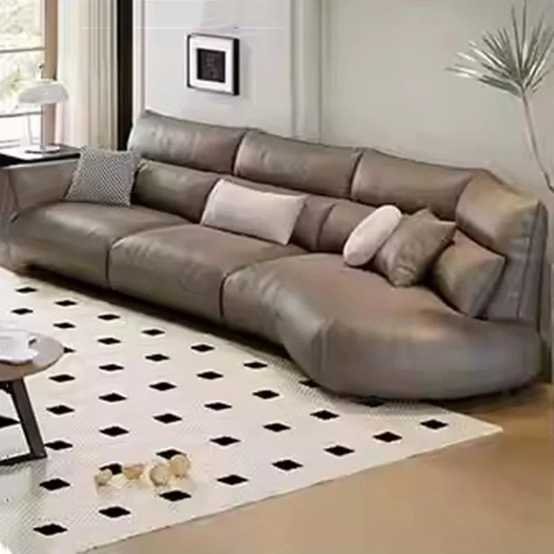 Luxuriöses Designer-Ledersofa im chinois-modernen Stil – Geschwungenes Wohnzimmer-Sofa aus Rindsleder, komfortables Relax-Canap for stilvolles Wohnen