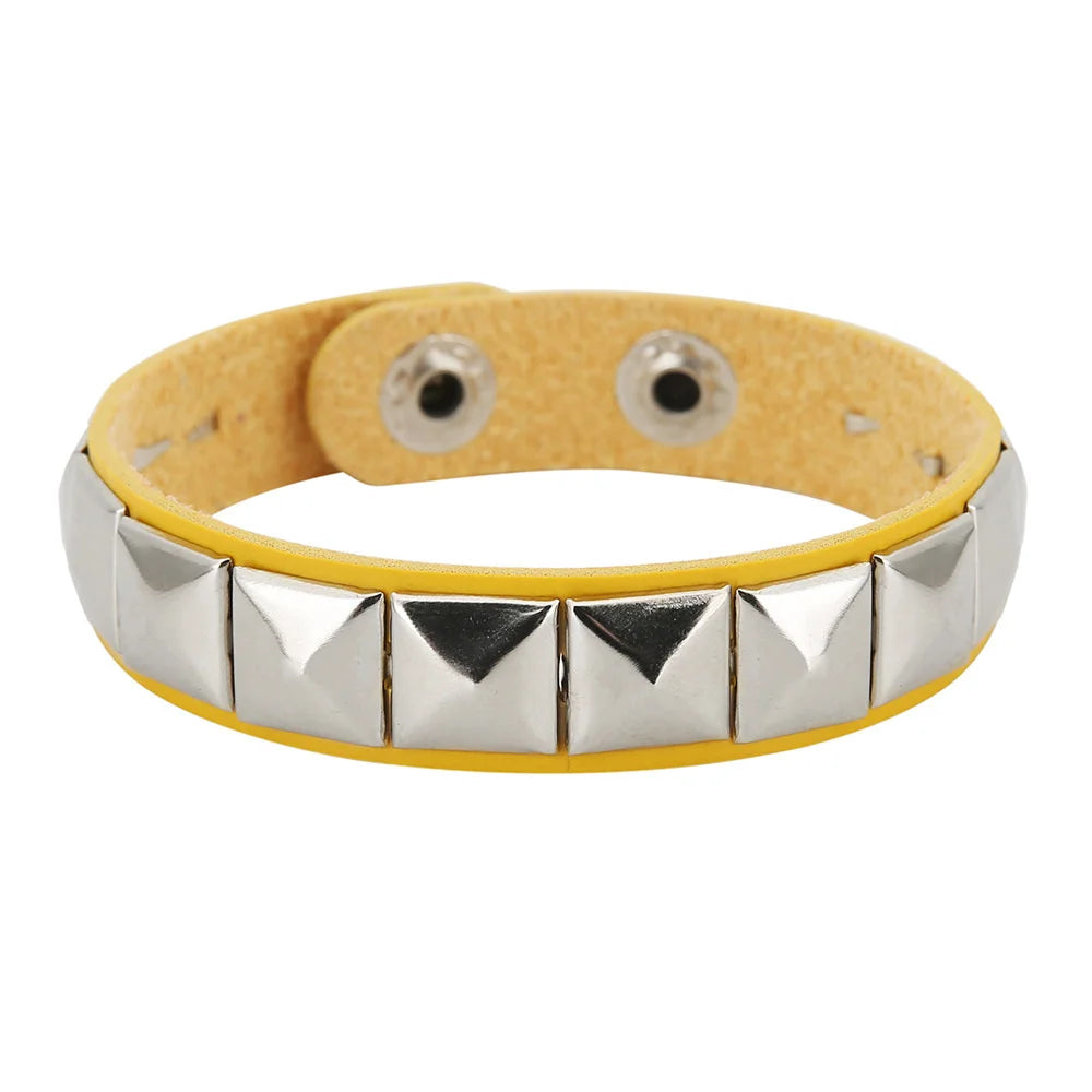 Punk Rock Lederarmband mit Nieten – Einreihiges PU Leder Cuff Armband mit quadratischen Spikes, Unisex Wristband für Damen & Herren