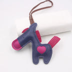 Niedlicher Esel Schlüsselanhänger aus Leder mit Kordel – Verspielter Tier-Keychain als Taschen- &amp; Autoanhänger Geschenkidee Modell K7136 