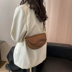 Damen Vintage Saddle Bag – Kleine Schultertasche aus PU-Leder mit Klappe & Breitem Crossbody-Riemen