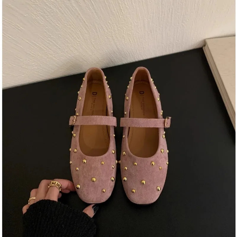 UETEEY Dames Mary Jane Flats 2025 – Sommer Ballerina Schuhe aus Wildleder mit Nieten, Bequeme Runde Zehen Casual Flats für Frauen