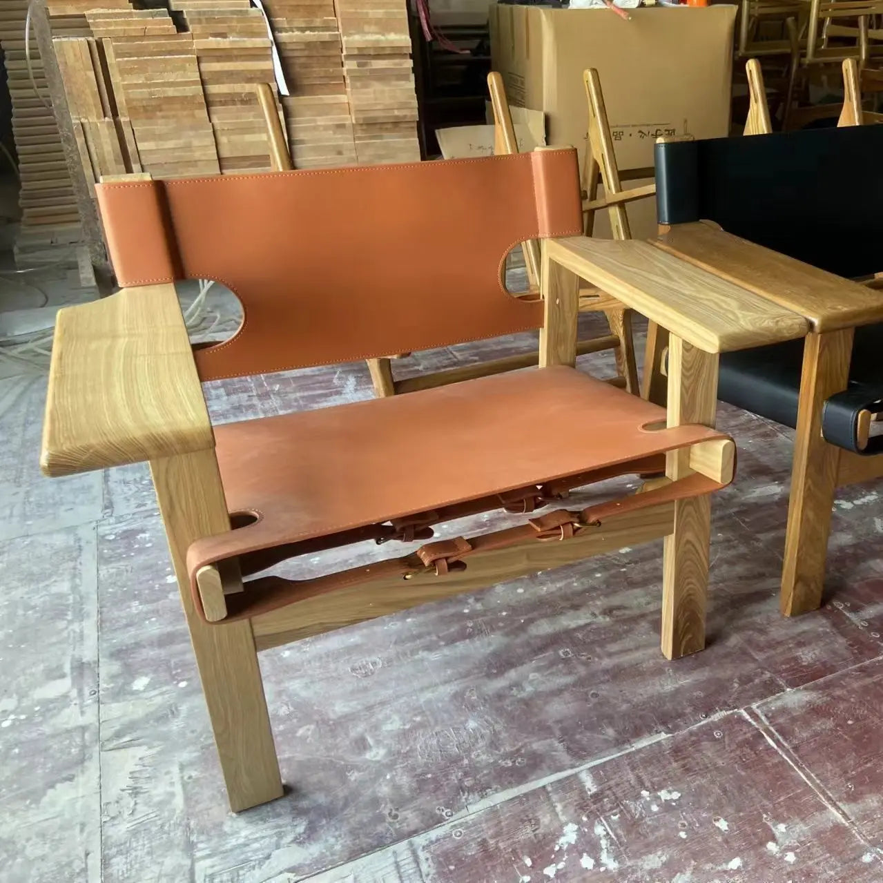 Nordischer Jagdstuhl aus Massivholz mit Sattelleder – Wabi-Sabi Design Lounge- & Balkonstuhl mit Armlehnen