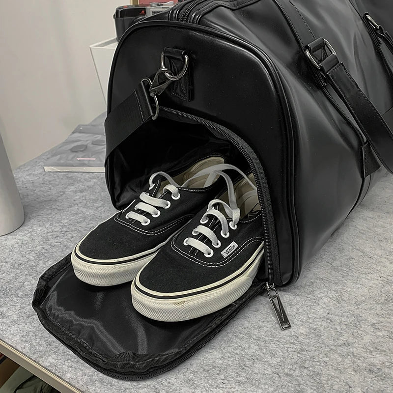 Minimalistische Herren Reisetasche – Schwarze PU Leder Weekender Bag, wasserfest, große Kapazität für Sport, Fitness und Kurztrips