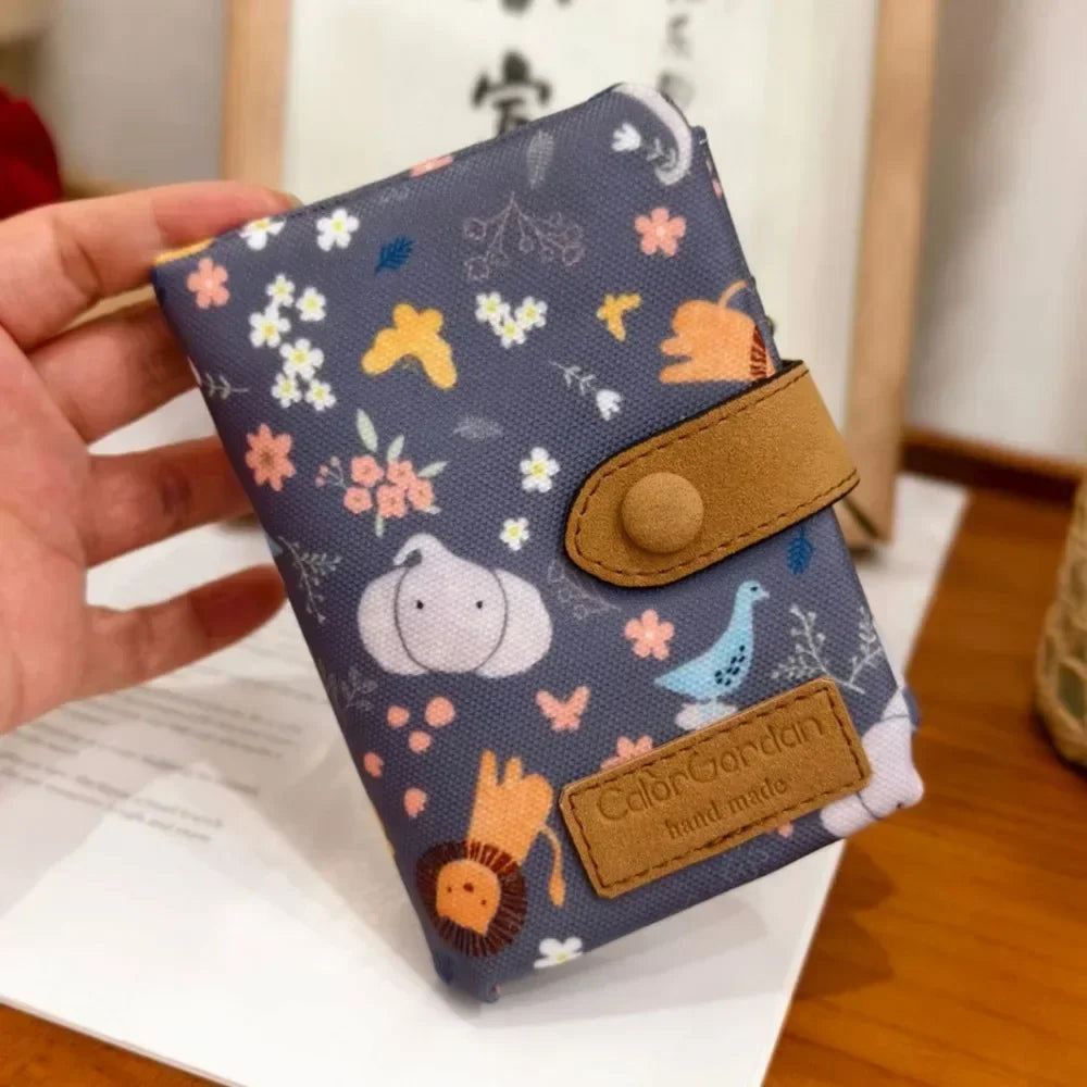 ISKYBOB Süße Damen Geldbörse aus PU-Leder – Kurze Wallet mit Reißverschluss & Druckknopf, Cartoon-Print, Kartenhalter & Münzfach
