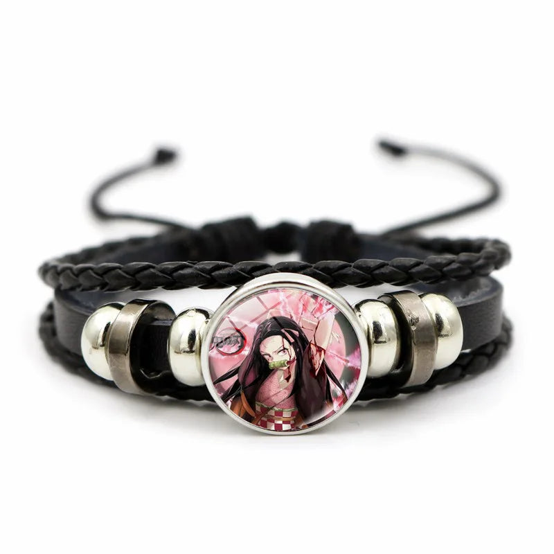 Demon Slayer™ Lederarmband mit Figuren-Charm – Tanjiro, Nezuko, Inosuke & Zenitsu | Verstellbares Fan-Armband mit Glasanhänger